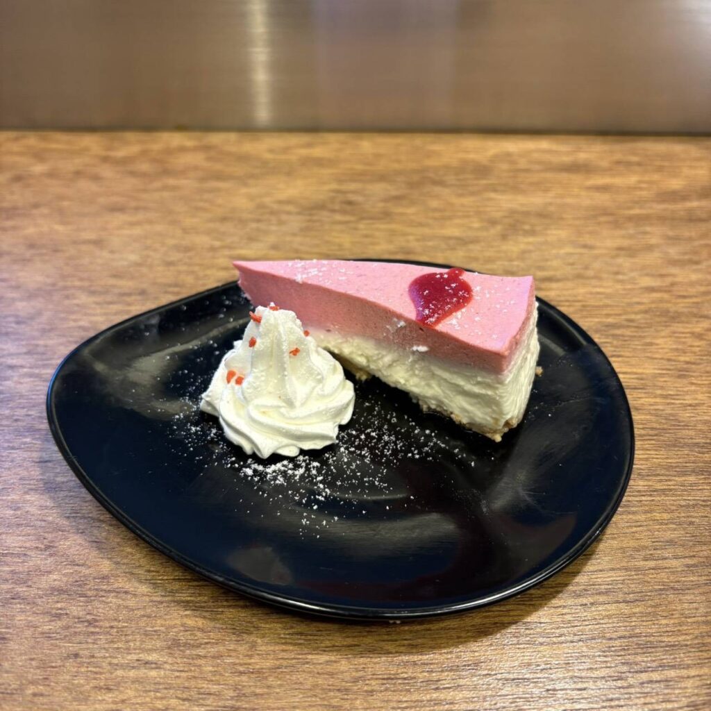 ギュータンベロンチョのデザート いちごレアチーズケーキ 姉妹店パティシエの手作り