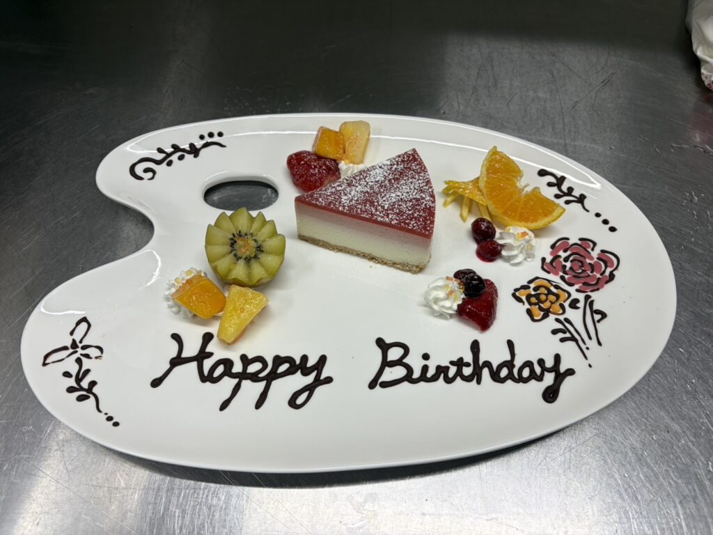 ギュータンベロンチョのバースデープレート フルーツデコレーションとメッセージ付き