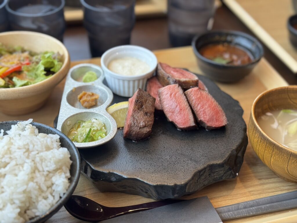 高崎の女子会ランチ 厚切り牛タンのセットに麦飯・サラダ・タンシチュー・とろろが並ぶテーブル